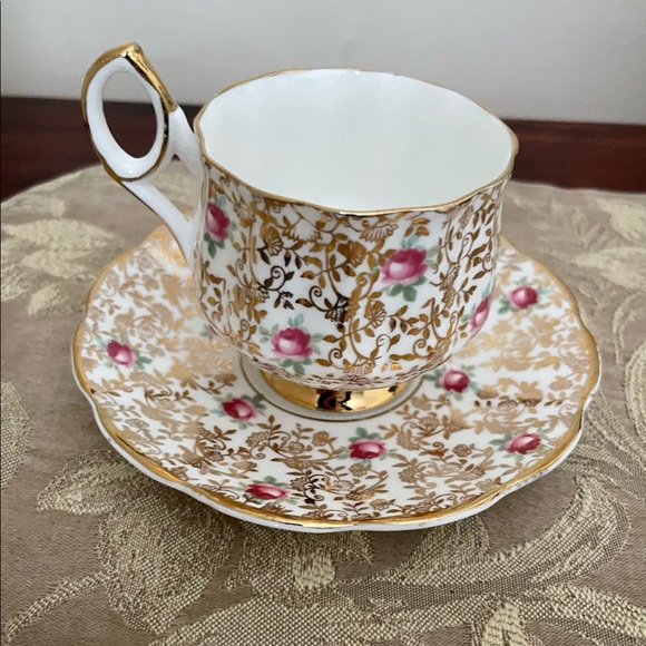 Stratford Gold Chintz Teacup & Saucer - Picture 5 of 12